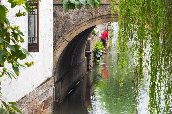 Su, Keren 아티스트의 Old house and stone bridge on the Grand Canal-Shaoxing-Zhejiang Province-China작품입니다.